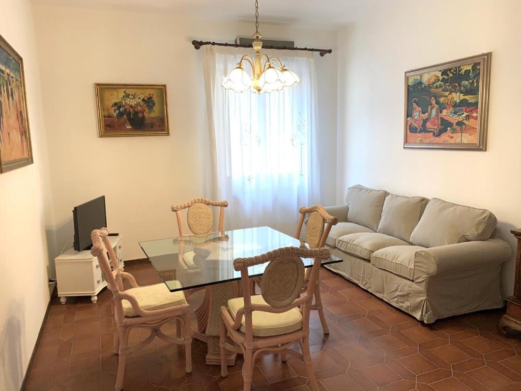 een woonkamer met een bank en een glazen tafel bij Casa Lauretana in Loreto