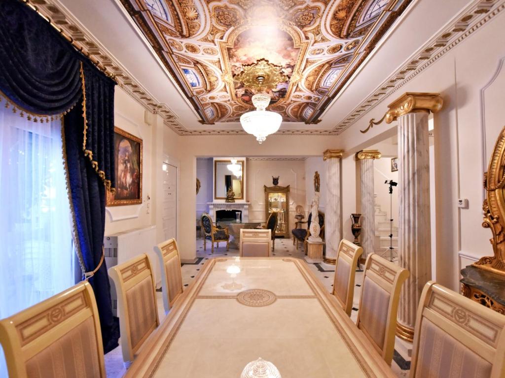 Posedenie v ubytovaní Royal House