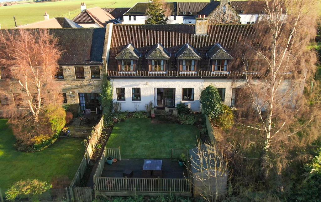 een luchtzicht op een groot huis met een tuin bij Osborne Steading in St Andrews