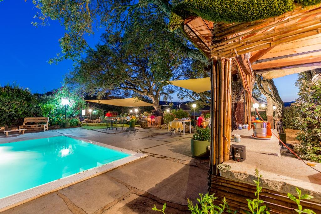 una imagen de una piscina en un patio en Borgo di Campagna en Porto San Paolo