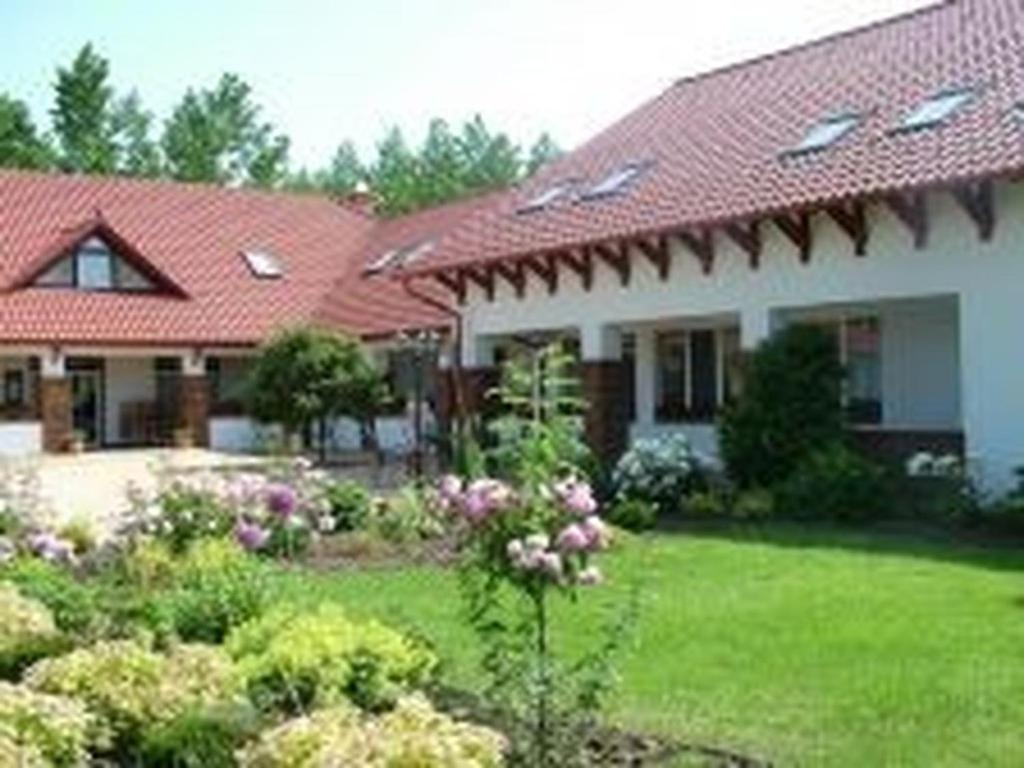 een huis met een rood dak en een tuin bij Verba Tanya in Kótaj