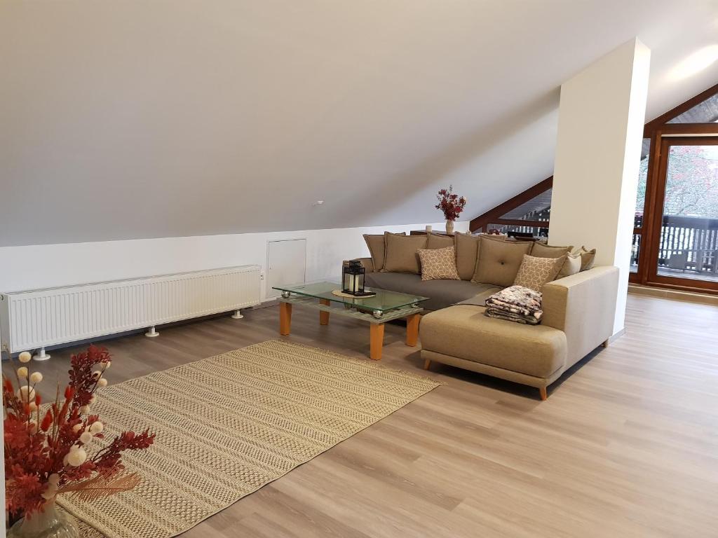 uma sala de estar com um sofá e uma mesa em Ferienwohnung am Dörnberg em Calden