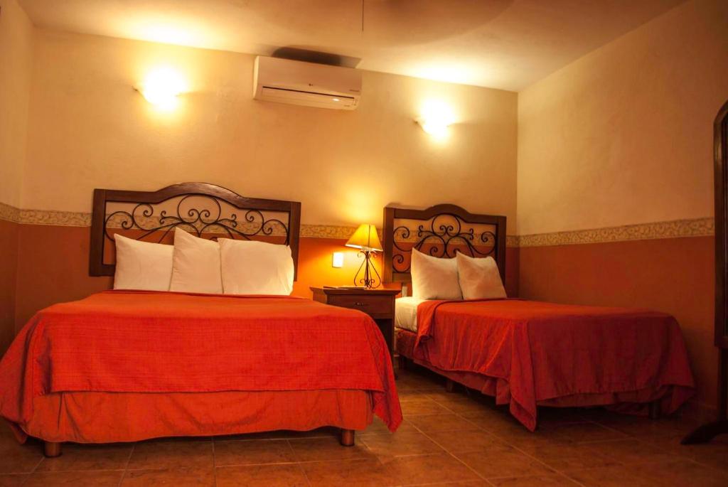 Postel nebo postele na pokoji v ubytování Maya Campeche Hotel
