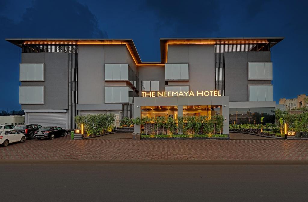 una rappresentazione di un hotel con parcheggio di The Neemaya a Kāndla