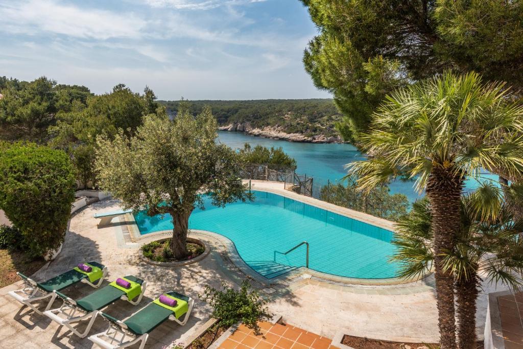 une image d'une piscine avec vue sur la rivière dans l'établissement Villa Ponte - Cala Galdana, à Cala Galdana