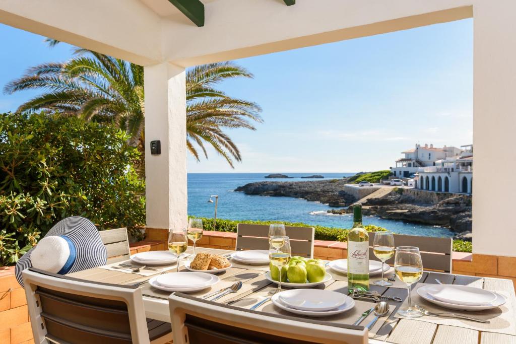 サン・リュイスにあるBrisa Marina- Vista mar en Cala Torretの海の見えるダイニングテーブル