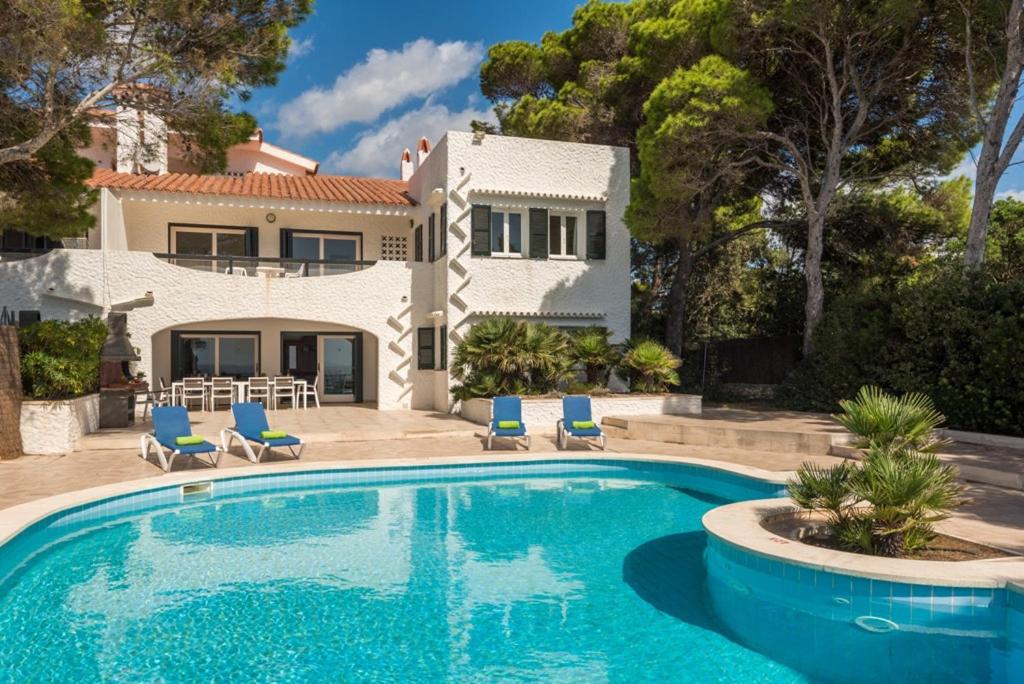 una piscina di fronte a una casa di Villa Llevant Galdana a Cala Galdana