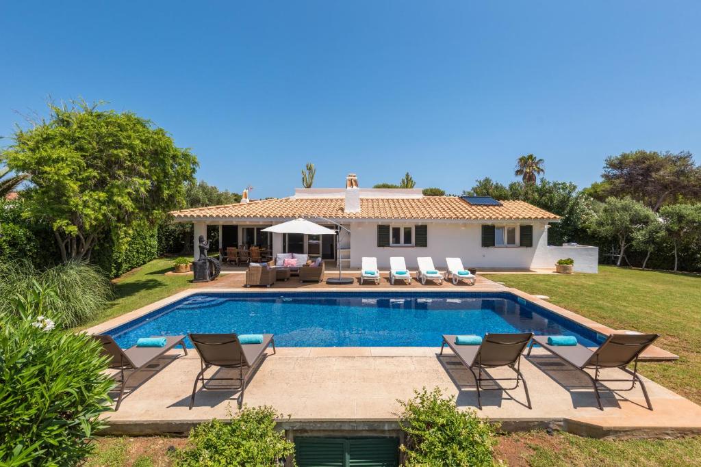 een villa met een zwembad voor een huis bij Villa Sirena - Cap den Font in Binisafua