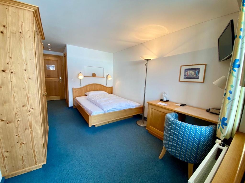 Postel nebo postele na pokoji v ubytování Hotel Alpina Parpan