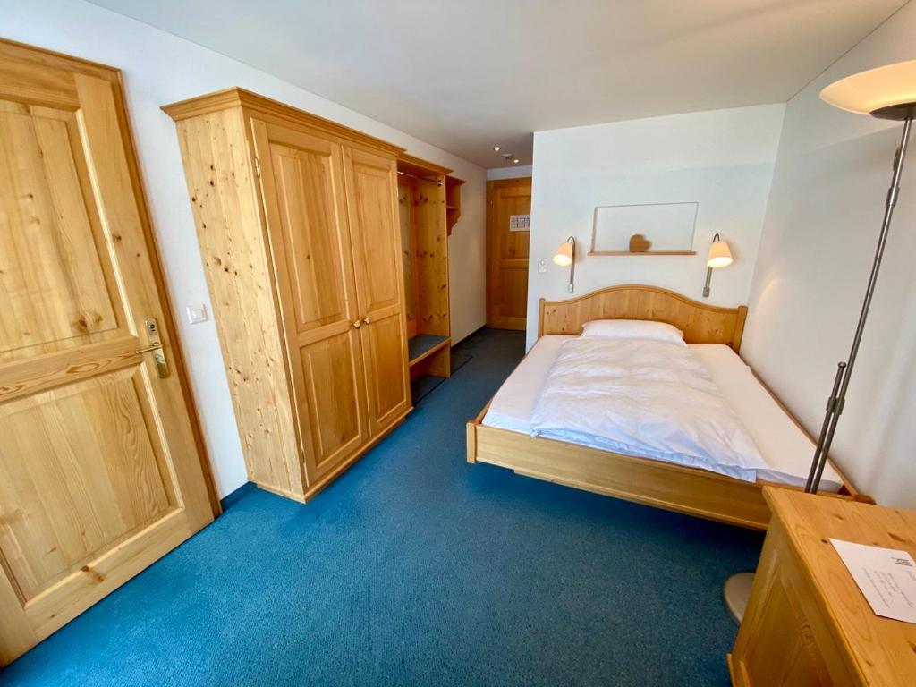 Postel nebo postele na pokoji v ubytování Hotel Alpina Parpan