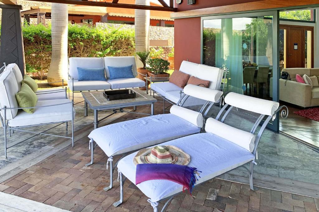 A seating area at Salobre Imperial La Canela