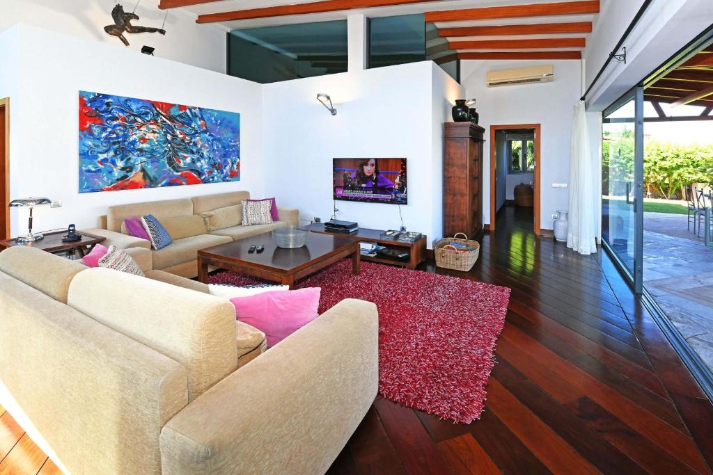 A television and/or entertainment centre at Salobre Imperial La Canela