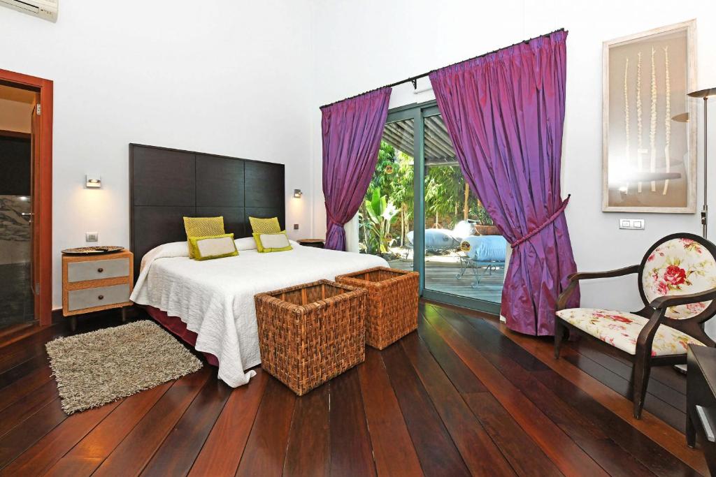 A bed or beds in a room at Salobre Imperial La Canela