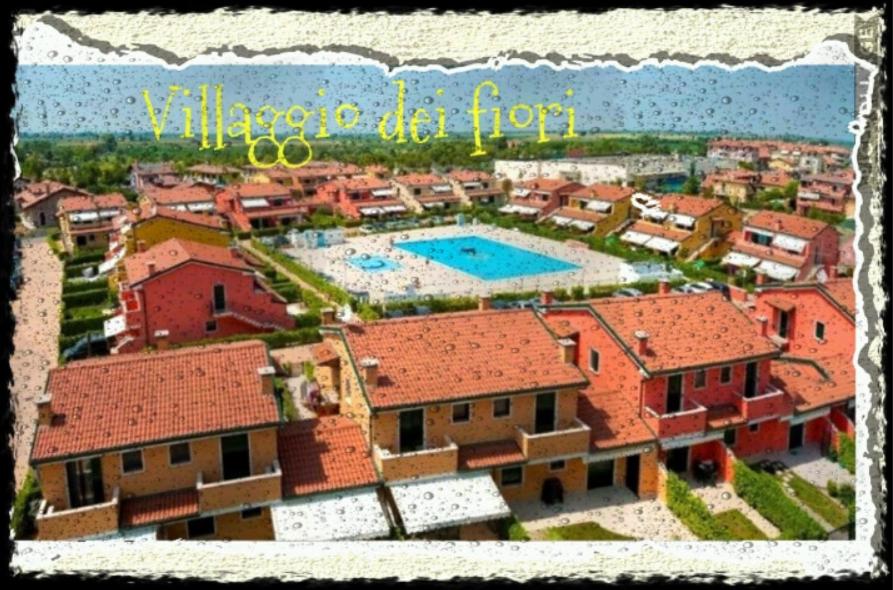 een luchtzicht op een huis met een zwembad bij IRIS 20 In posizione strategica, indipendente, all'interno del Villaggio dei Fiori in Caorle