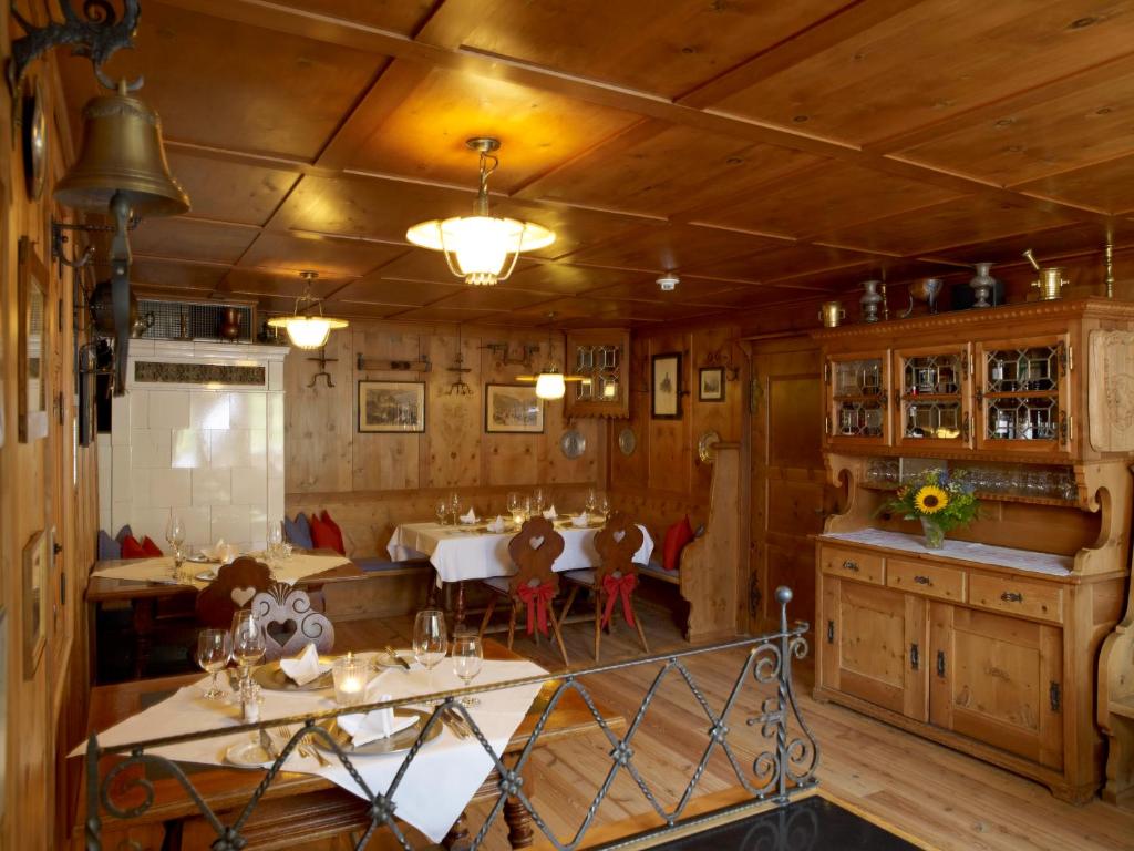 Lounge nebo bar v ubytování Hotel Alpina Parpan