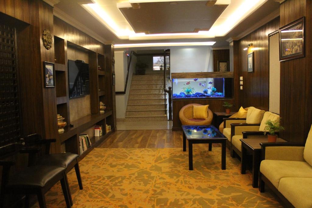 - un salon avec un canapé et une télévision dans l'établissement Butsugen, à Katmandou