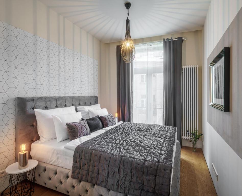 Łóżko lub łóżka w pokoju w obiekcie MN6 Luxury Suites by Adrez