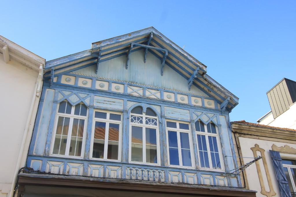 ein blaues Haus mit weißen Fenstern auf einem Gebäude in der Unterkunft La Maison Bleue - En plein cœur d'Arcachon in Arcachon