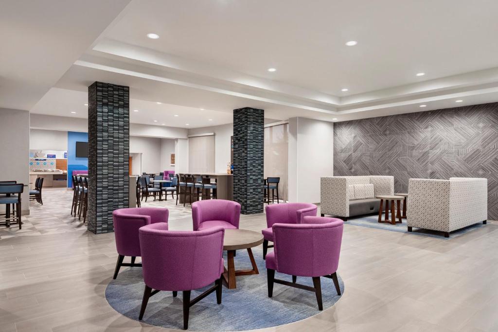 Lounge atau bar di Holiday Inn Express Dumfries-Quantico, an IHG Hotel