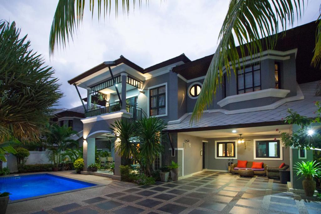 una casa con una piscina di fronte di Baan Santhiya Private Pool Villas - FREE Tuk-Tuk Service to the Beach! ad Aonang Beach