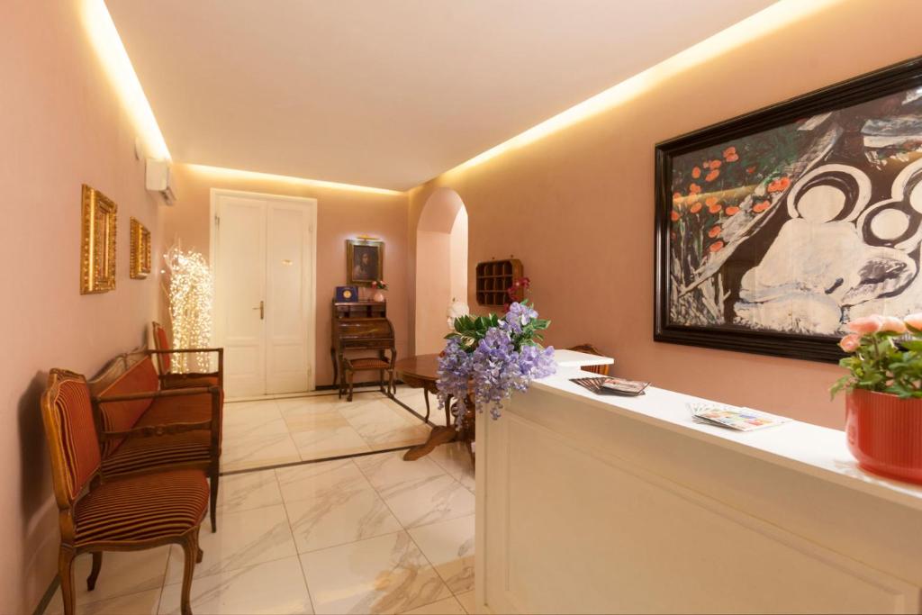 ein Wohnzimmer mit einem Tisch und Stühlen in der Unterkunft Hotel Jolì in Florenz