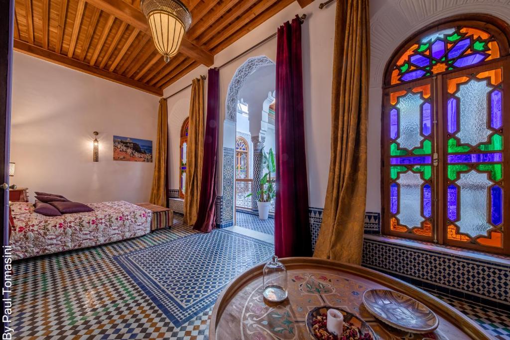 Postel nebo postele na pokoji v ubytování Riad Fes Nass Zmane