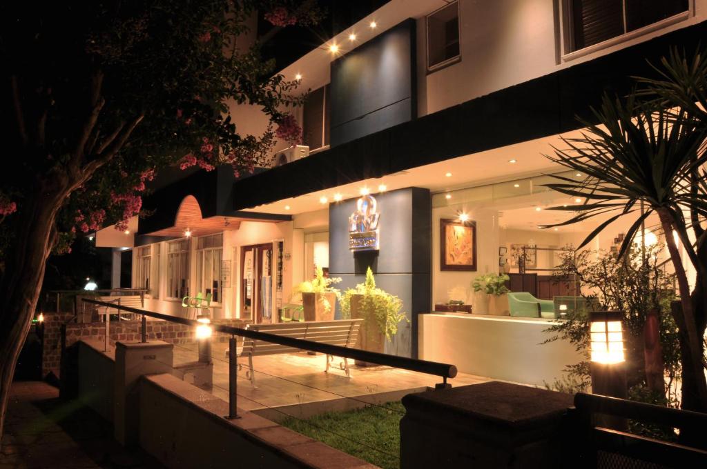una casa con luci sul lato di essa di notte di Hotel Linz a Villa Carlos Paz