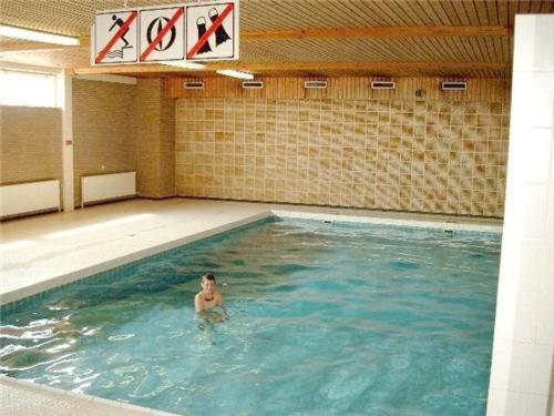 um homem a nadar numa piscina em Helix Middelkerke em Middelkerke