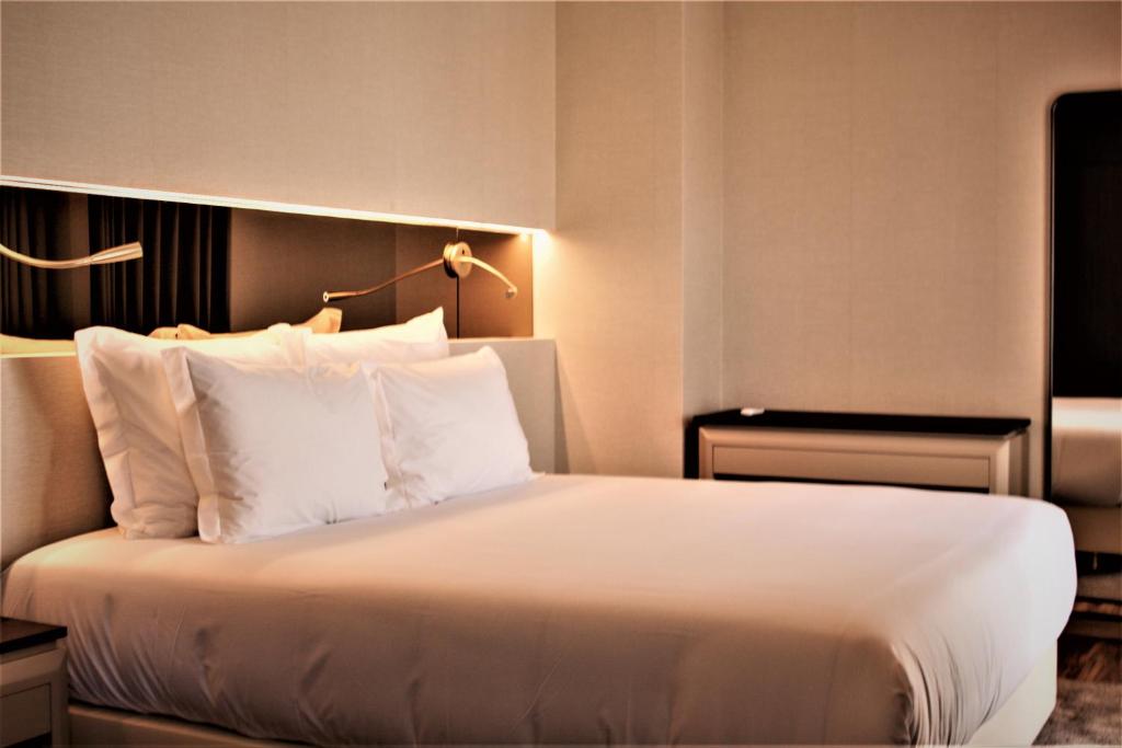 Кровать или кровати в номере Hotel Cristal Setúbal
