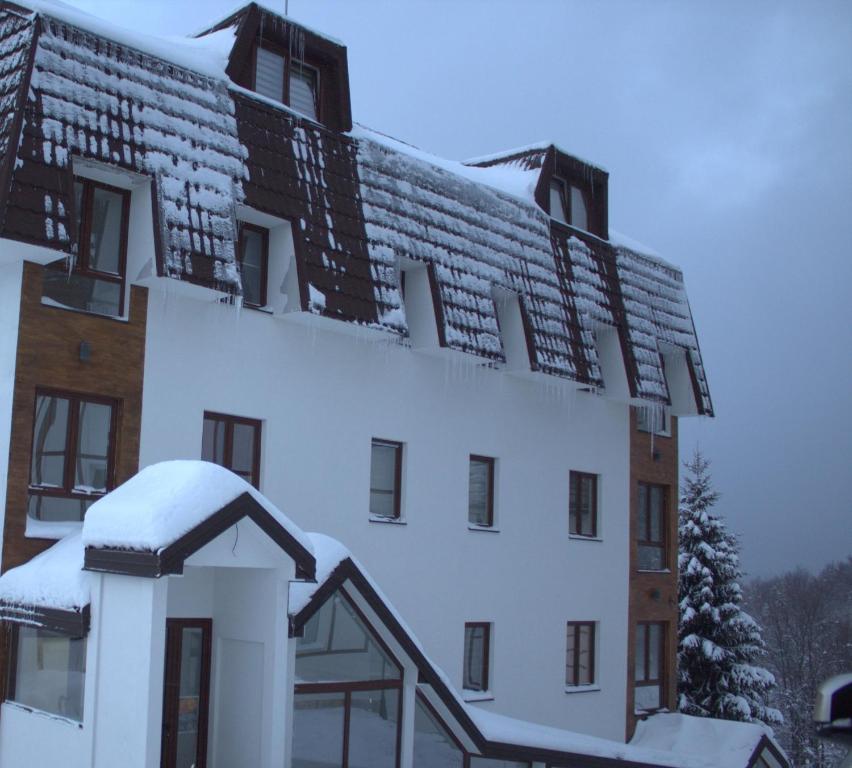 un edificio con nieve encima en Kraljev Konak en Kopaonik