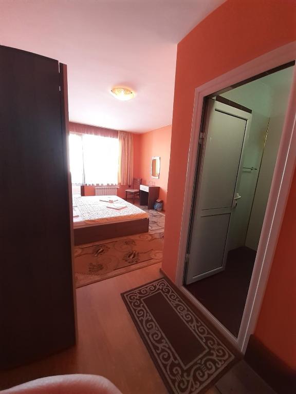 Postel nebo postele na pokoji v ubytování Gelov Hotel