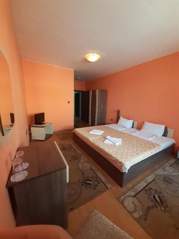 Postel nebo postele na pokoji v ubytování Gelov Hotel