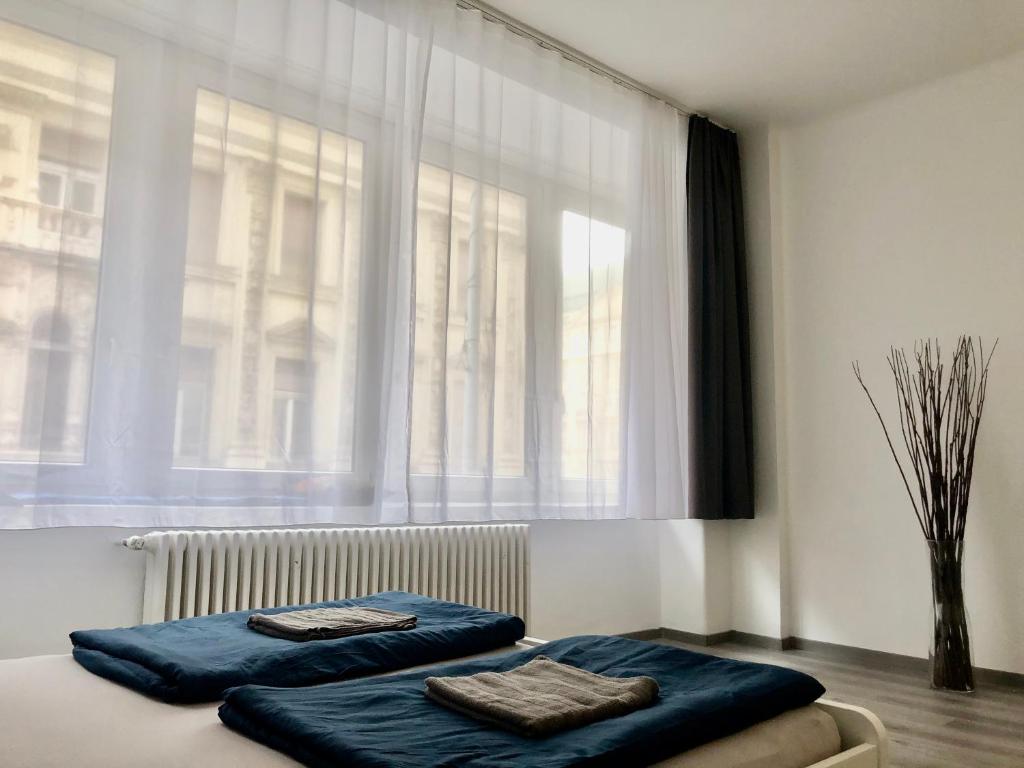 1 Schlafzimmer mit 2 Betten vor einem Fenster in der Unterkunft JA 12 Apartment in Budapest