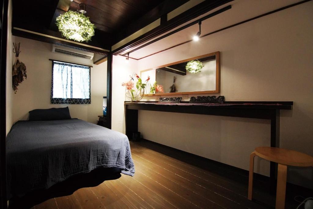 sypialnia z łóżkiem, toaletką i lustrem w obiekcie Yururi - Vacation STAY 19684v w mieście Oda