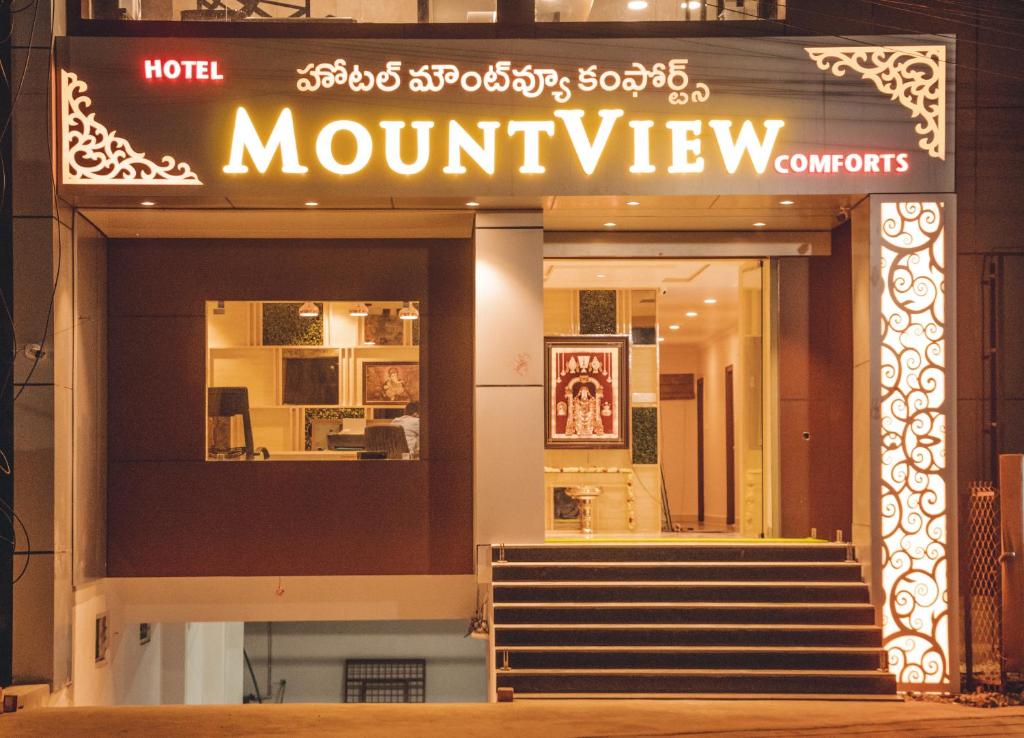 budynek z tabliczką z widokiem na góry w obiekcie Hotel Mount View Comforts w mieście Tirupati