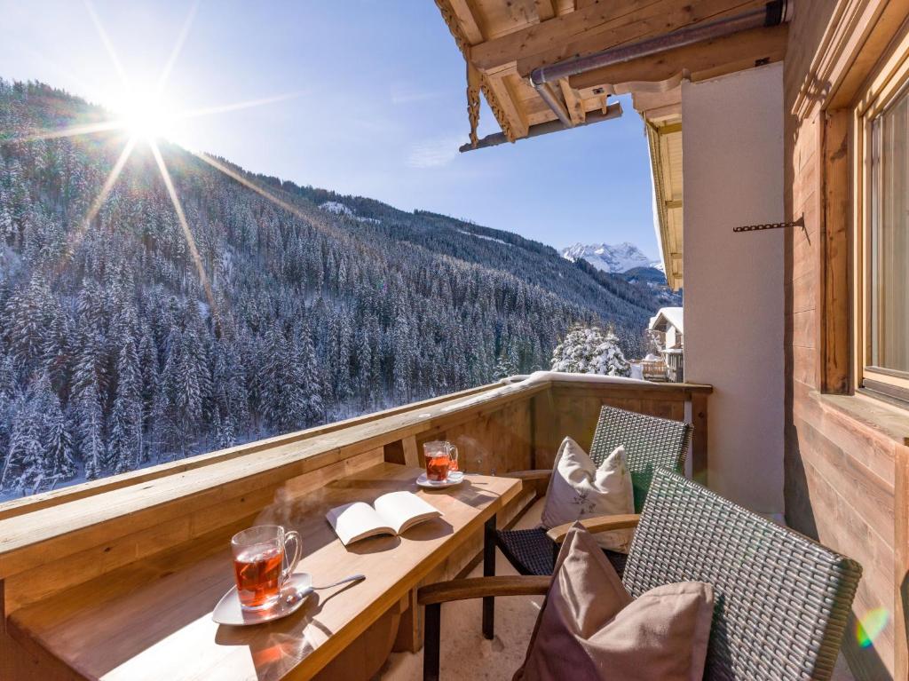 einen Tisch und Stühle auf einem Balkon mit Aussicht in der Unterkunft Ferienwohnungen Luxner in Gerlos