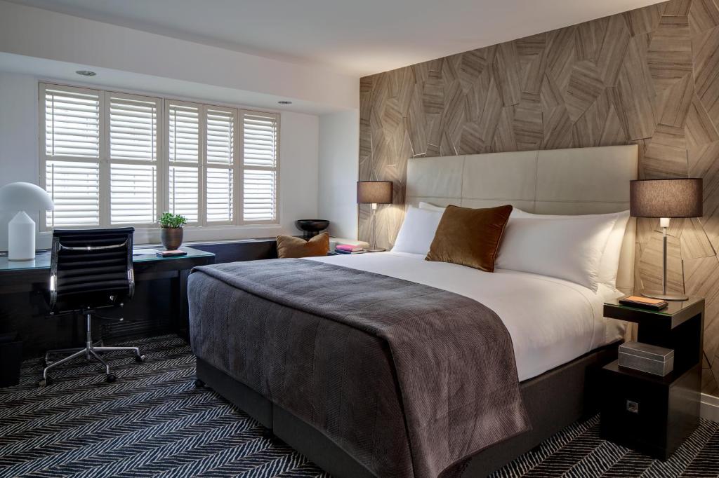 Postel nebo postele na pokoji v ubytování The Dupont Circle Hotel