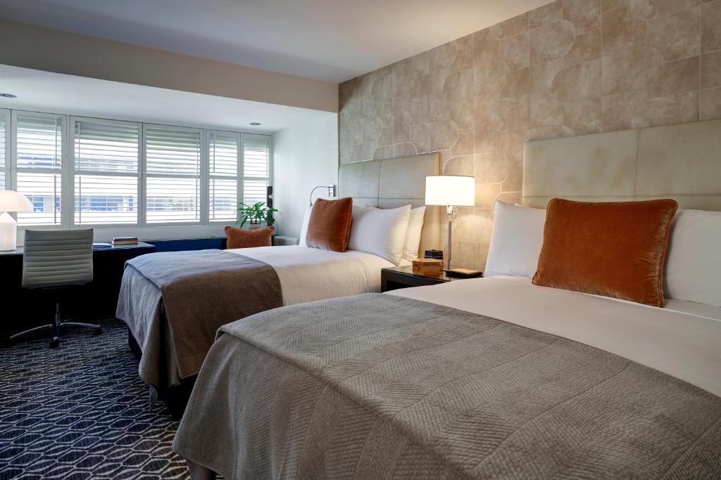 Postel nebo postele na pokoji v ubytování The Dupont Circle Hotel
