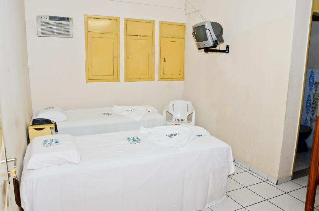 Natal Palace Hotel في ناتال: غرفة مستشفى بسريرين وتلفزيون