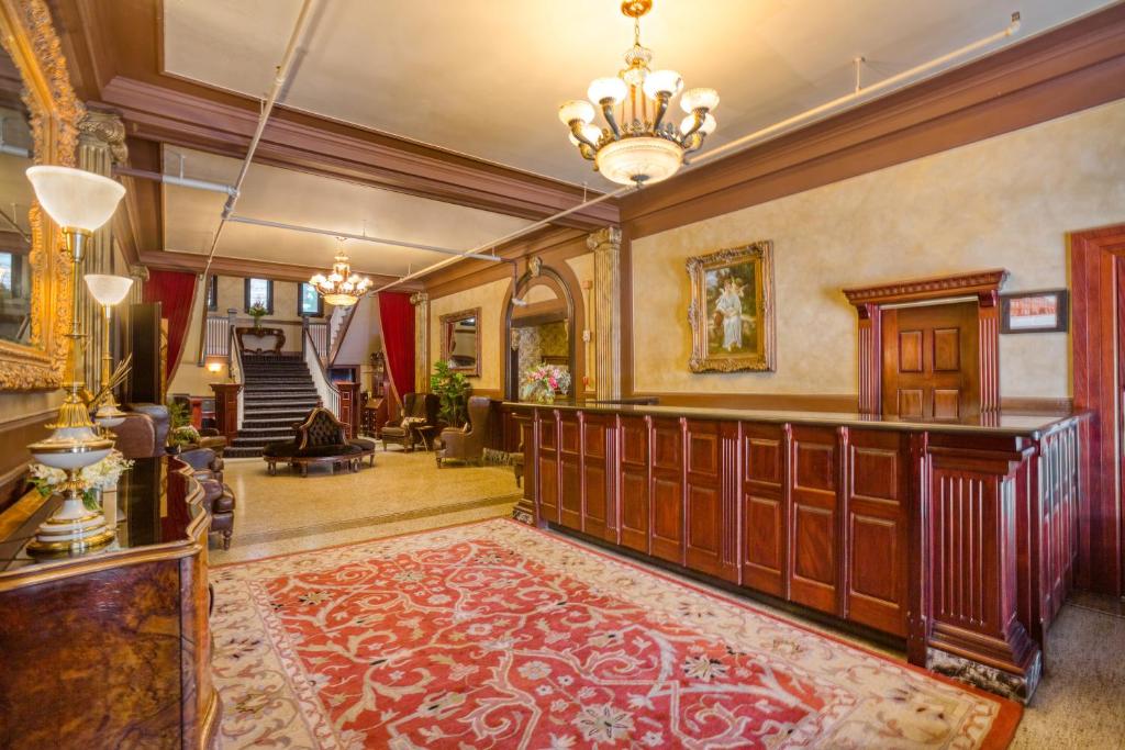 een grote lobby met een groot rood tapijt bij MarQueen Hotel in Seattle