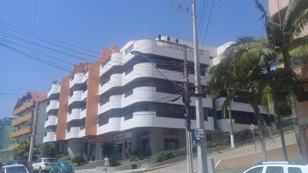  Apartamento de 2 domitórios e 1 garagem no centro de Bombinhas 50 metros da praia na Avenida principal próximo ao shopping Punta Blu