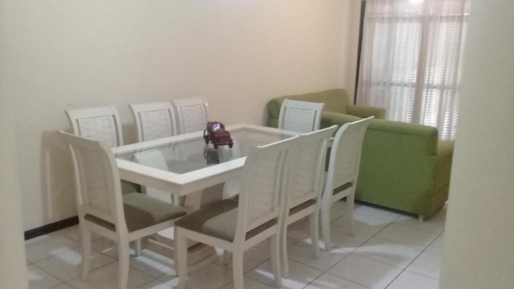  Apartamento de 2 domitórios e 1 garagem no centro de Bombinhas 50 metros da praia na Avenida principal próximo ao shopping Punta Blu