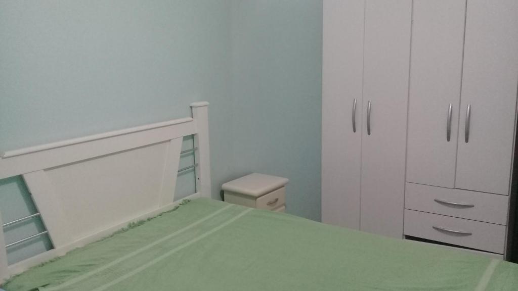 Apartamento de 2 domitórios e 1 garagem no centro de Bombinhas 50 metros da praia na Avenida principal próximo ao shopping Punta Blu
