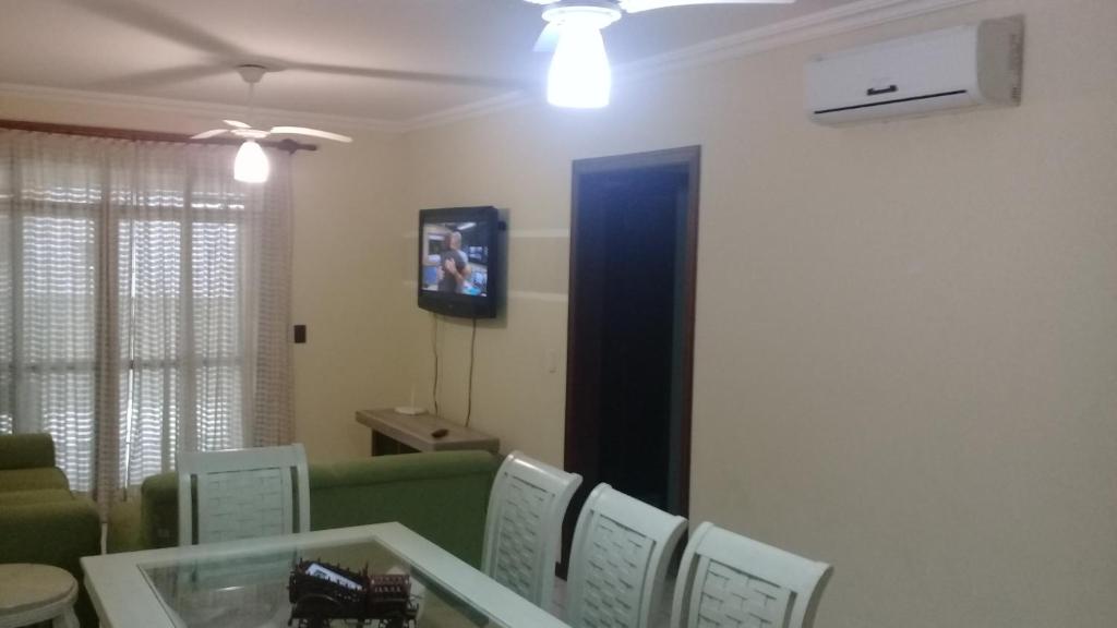  Apartamento de 2 domitórios e 1 garagem no centro de Bombinhas 50 metros da praia na Avenida principal próximo ao shopping Punta Blu
