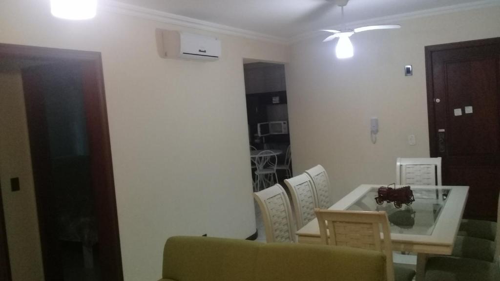  Apartamento de 2 domitórios e 1 garagem no centro de Bombinhas 50 metros da praia na Avenida principal próximo ao shopping Punta Blu