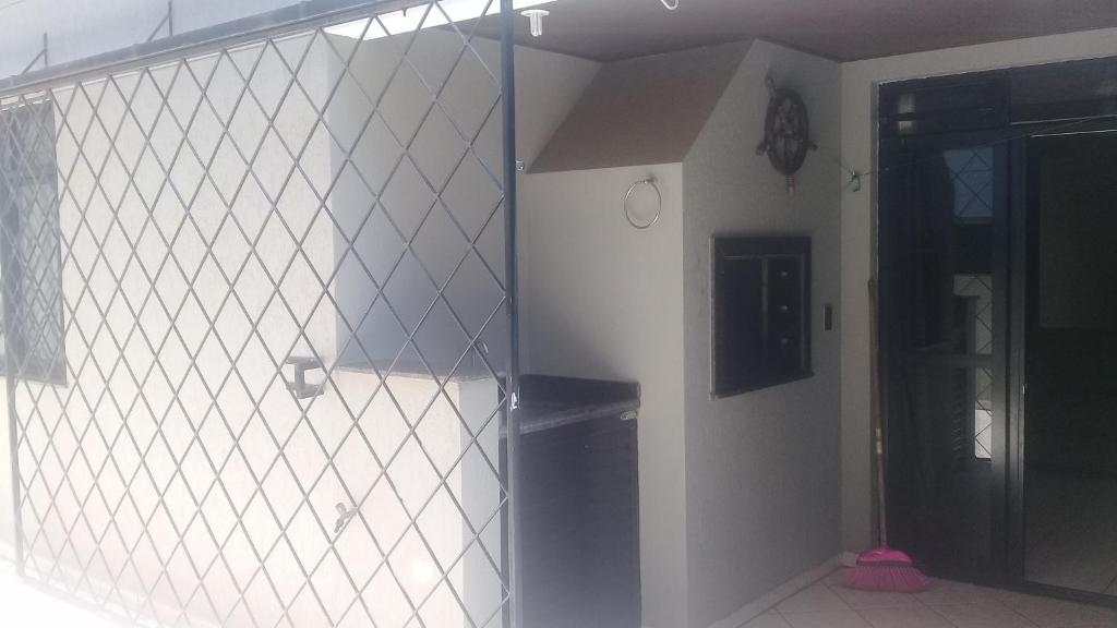  Apartamento de 2 domitórios e 1 garagem no centro de Bombinhas 50 metros da praia na Avenida principal próximo ao shopping Punta Blu