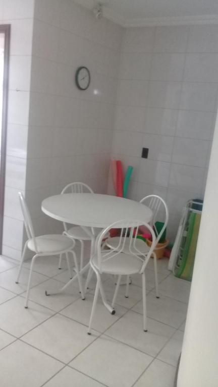  Apartamento de 2 domitórios e 1 garagem no centro de Bombinhas 50 metros da praia na Avenida principal próximo ao shopping Punta Blu
