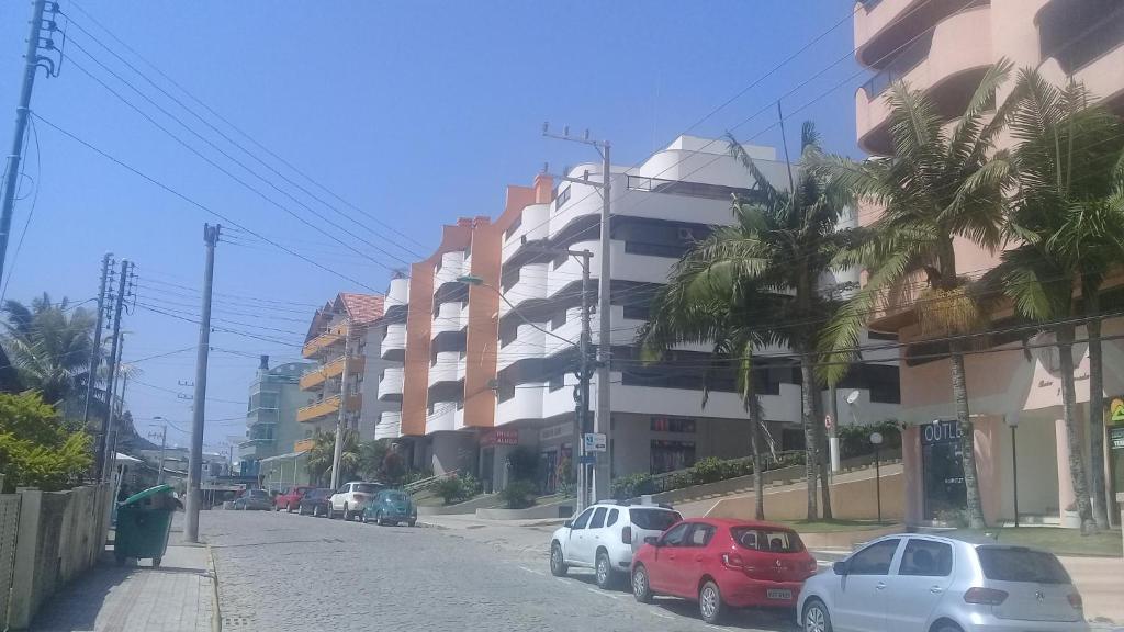  Apartamento de 2 domitórios e 1 garagem no centro de Bombinhas 50 metros da praia na Avenida principal próximo ao shopping Punta Blu