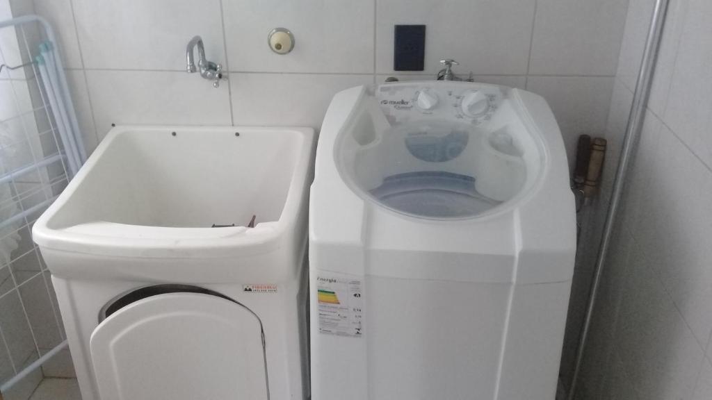  Apartamento de 2 domitórios e 1 garagem no centro de Bombinhas 50 metros da praia na Avenida principal próximo ao shopping Punta Blu