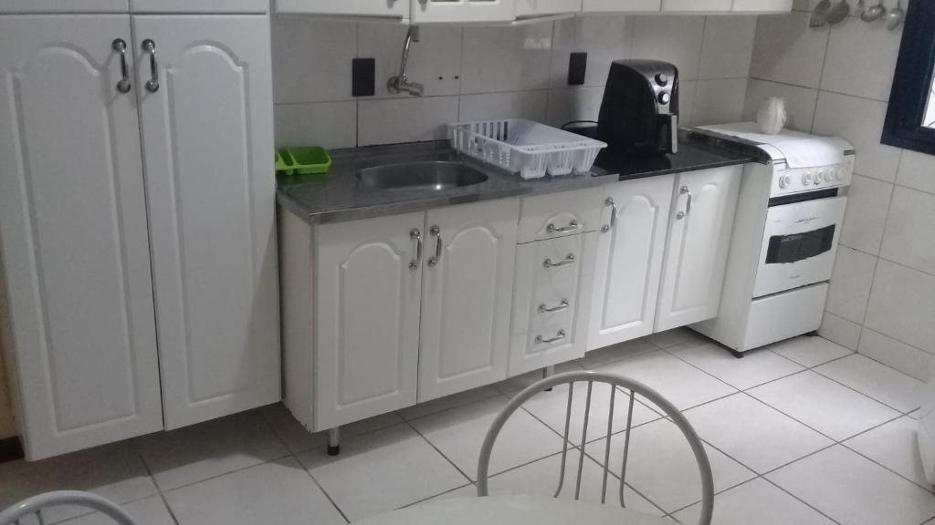  Apartamento de 2 domitórios e 1 garagem no centro de Bombinhas 50 metros da praia na Avenida principal próximo ao shopping Punta Blu